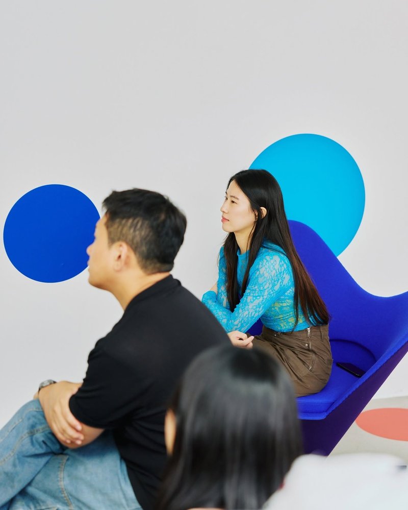 컬러풀 시팅 전시장의 의자에 앉아 있는 관람객들